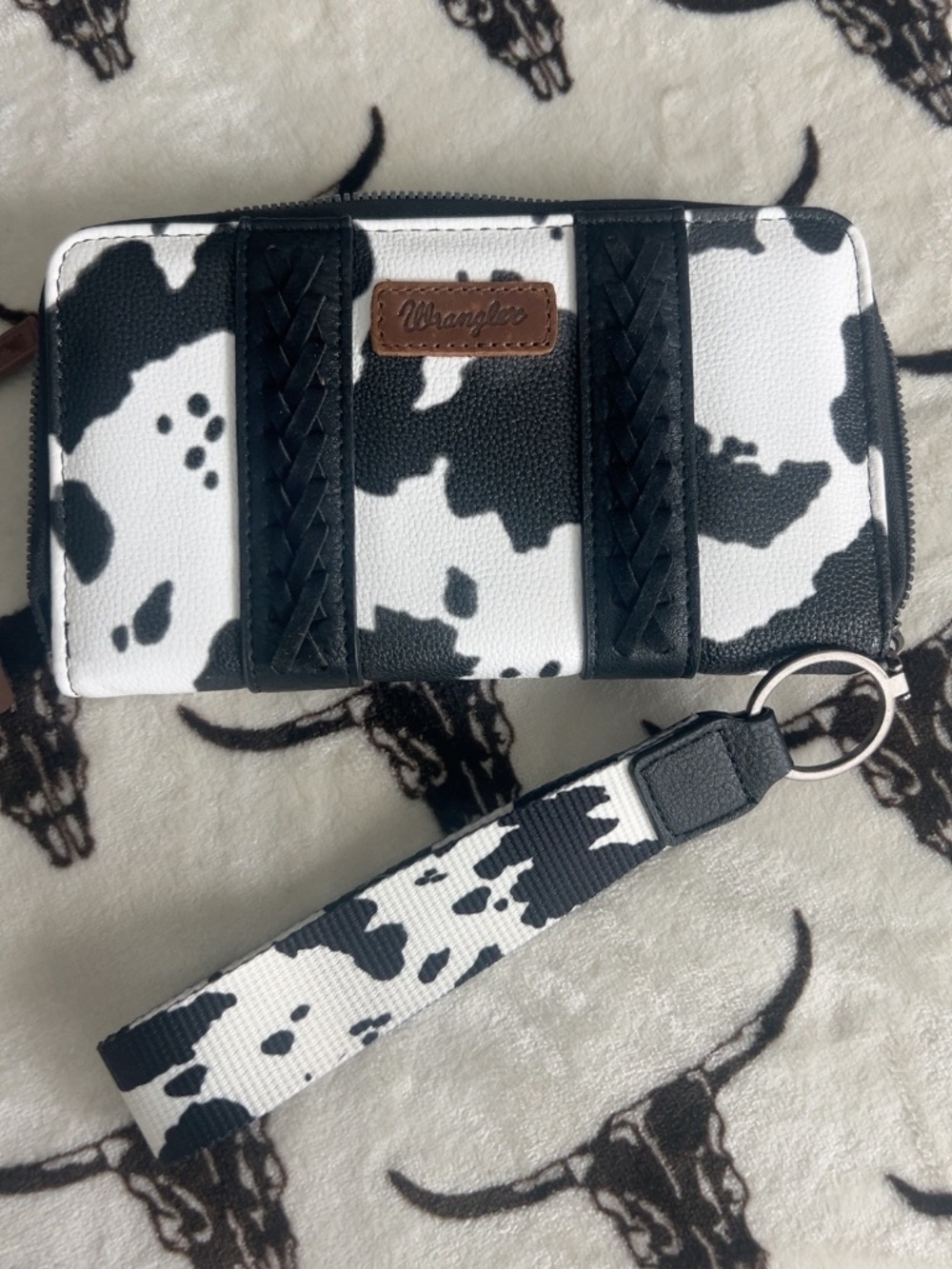 NWT Wrangler Cow Print Zip Around Wallet Wristlet Black White - Picture 2 of 4